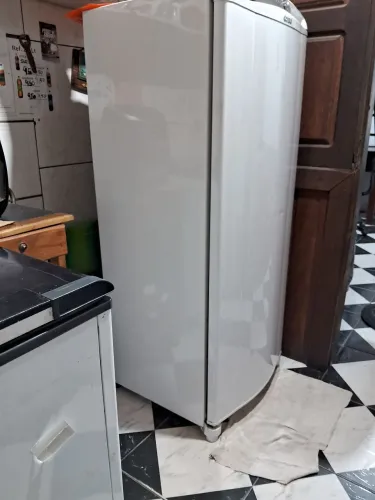 FREZZER CONSUL VERTICAL SEMINOVO R$ 2.200 Até 12 x no Cartao. 18 meses de uso.