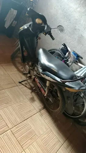 Moto shineray precisa fazer a carenagem e colocar freio dianteiro o resto tá toda boa
