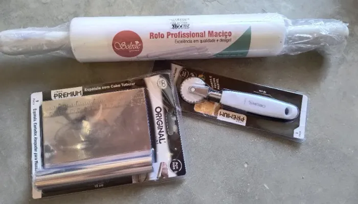 KIT 3 peças: Rolo de massa, Espátula e Cortador inox para massas e bolos