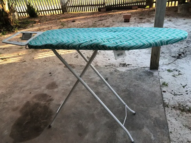 Tábua de passar roupa. 