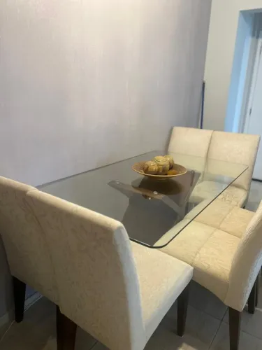 Mesa de jantar c/ 6 cadeiras com estofado branco