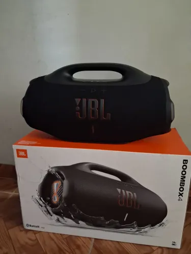 Caixa de som jbl boombox 4 em excelente estado quase não uso apenas três meses de uso
