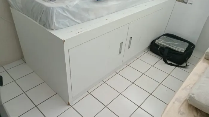 Excelente móvel cama com portas corrediças.