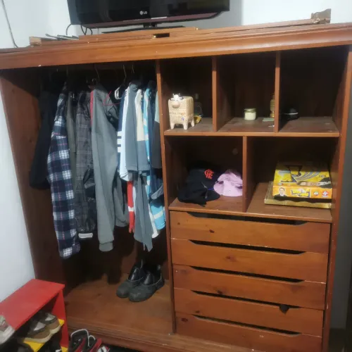 Guarda roupa em madeira
