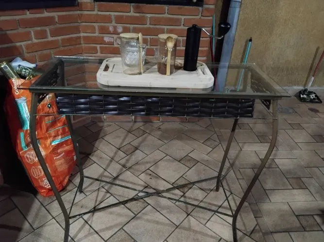 Mesa Aparador com tampo de vidro R$70,00