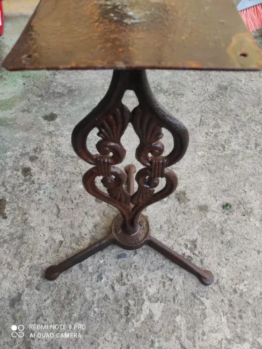 Base de uma mesinha ,ferro fundido;