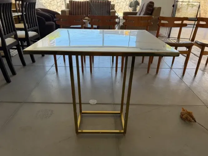 OPORTUNIDADE: Base de Mesa em Aço Inox Dourado - Sofisticação de Alto Padrão!
