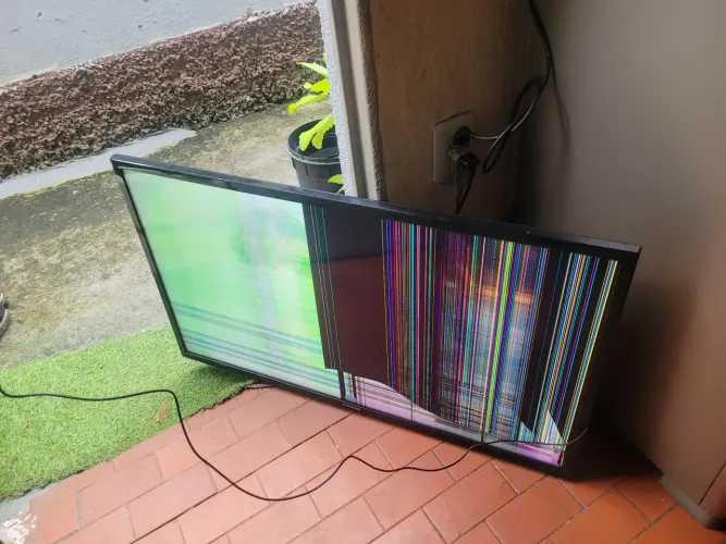 Vende se tv com defeito 200