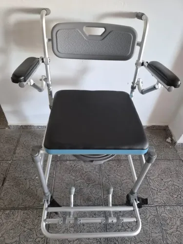 Cadeira de Banho Dobrável com Rodas e Coletor Sanitário - Excelente Estado