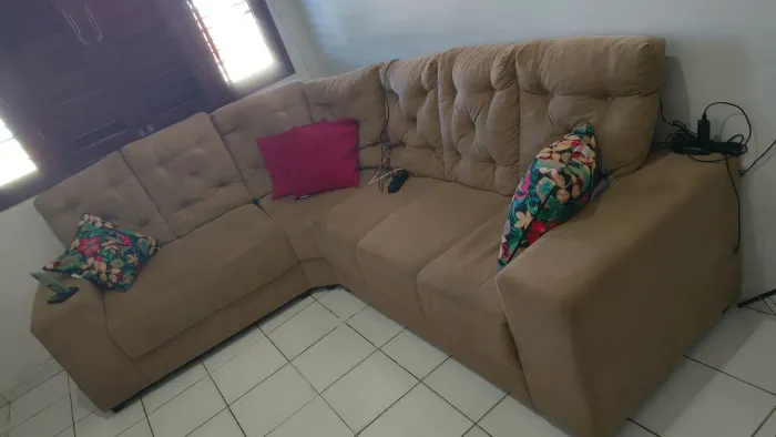 um sofá modelo ( L ) de 7 lugares .