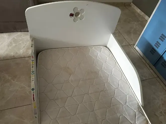 Cama de criança com colchão