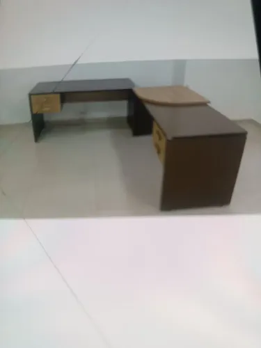 Mesa de escritório em formato de L, metragens 1,30 x 0,60.