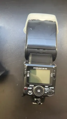 Flash Nikon SB-700 Speedlight com acessórios!