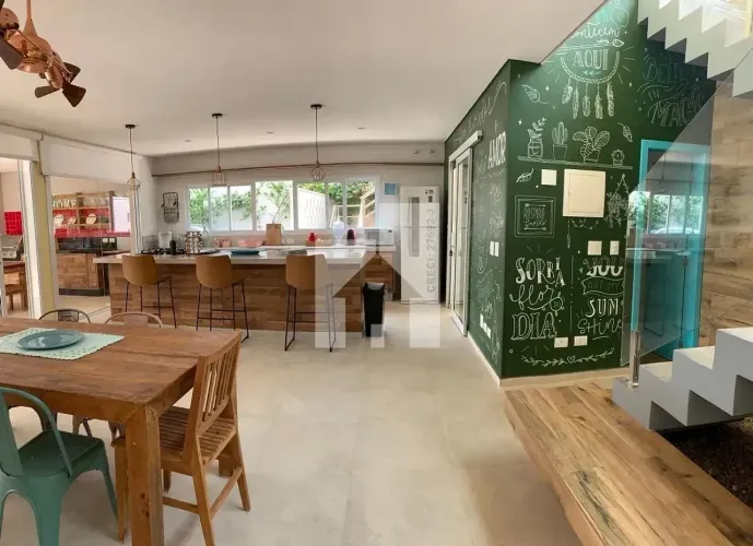 Magnifico Sobrado à venda com 3 Dormitórios sendo 1 Suíte, Área Gourmet, Piscina de Borda 