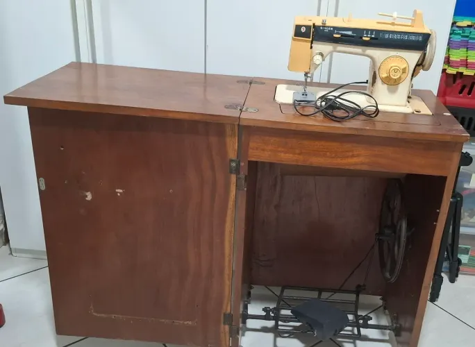 Máquina costura Singer antiga, funciona c/ ou s/ energia