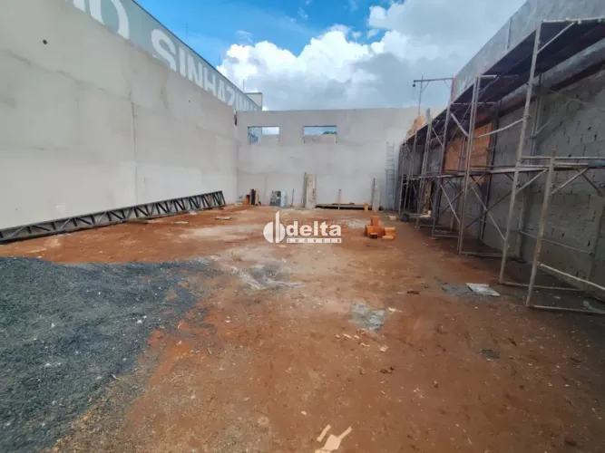 Galpão comercial disponível para locação no bairro Santa Mônica em Uberlândia-MG
