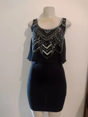 Vestido bordado com pedrarias