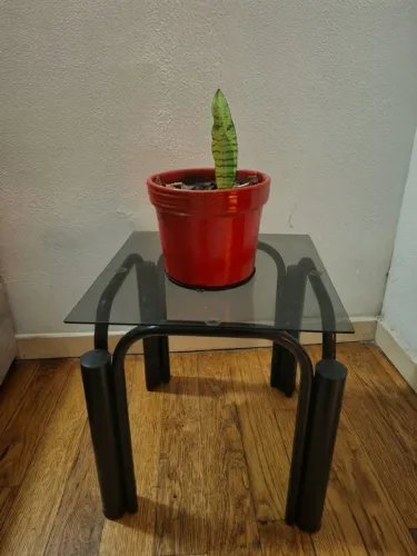 Mesa de canto em vidro e metal