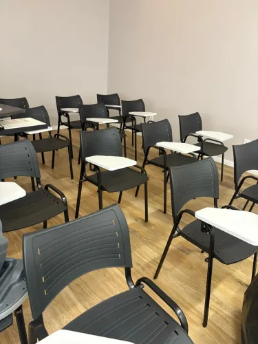 Cadeiras Universitárias com prancheta escamoteada.
