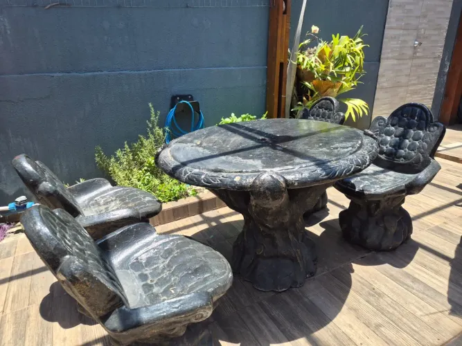 Conjunto de mesa e cadeiras de pedra