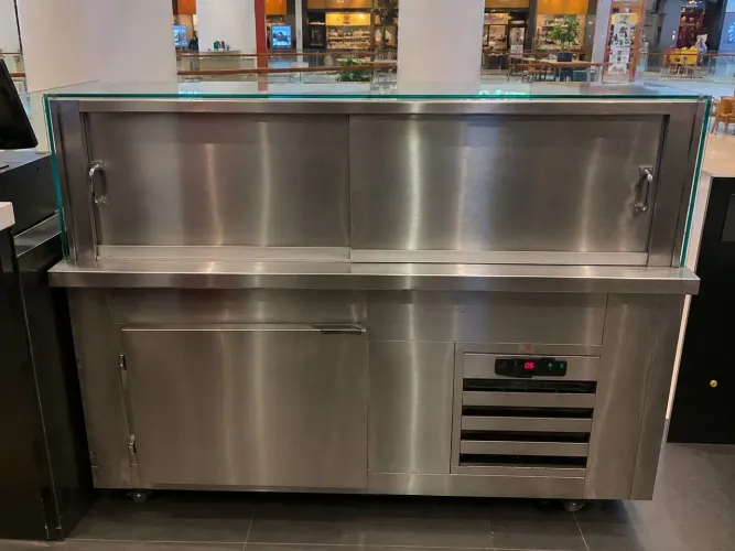 Expositor refrigerado com refrigerador 