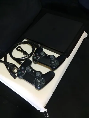 PS4 slim 1tb lotado de jogos 50 instalados