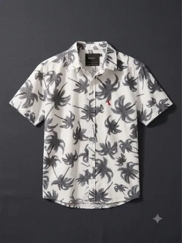 Esta é uma camisa de manga curta de linho da marca Reserva com estampa de coqueiros