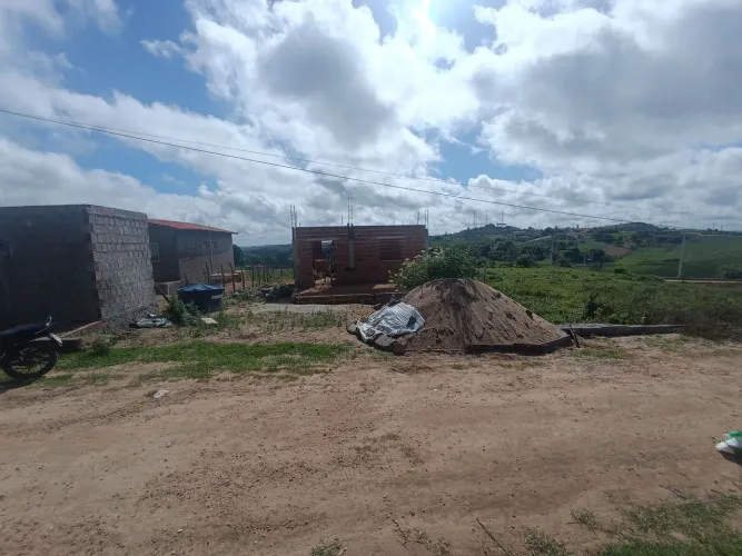 Lote com contrução em andamento 