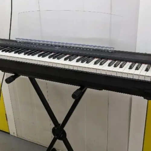 PIANO DIGITAL YAMAHA P 85 ZERADO