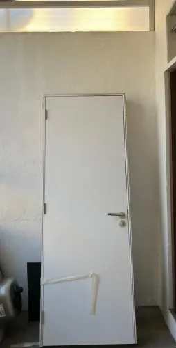 Porta interna, com batente e maçaneta