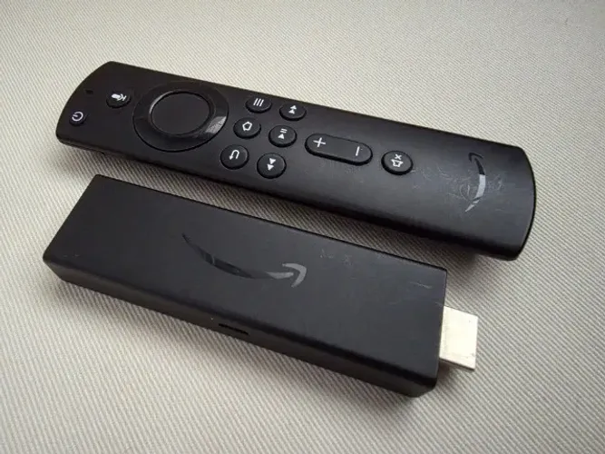 Fire TV Stick Full HD Alexa - funcionando, com controle