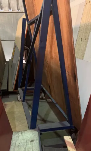Suporte ferro com rodinhas
