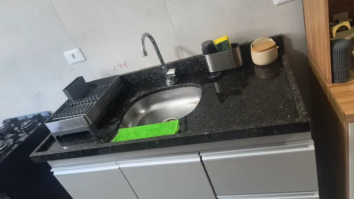 Balcão de mármore com cuba em alumínio semi nova