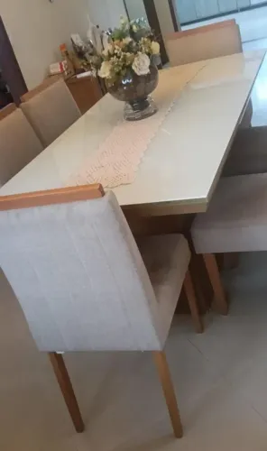 Mesa com tampo de vidro com 6 cadeiras 