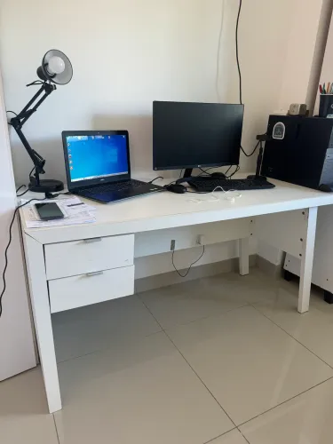 Mesa de escritório com 2 gavetas
