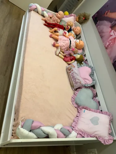 Quarto lindo de bebê completo ! Berço, cômoda e cama babá