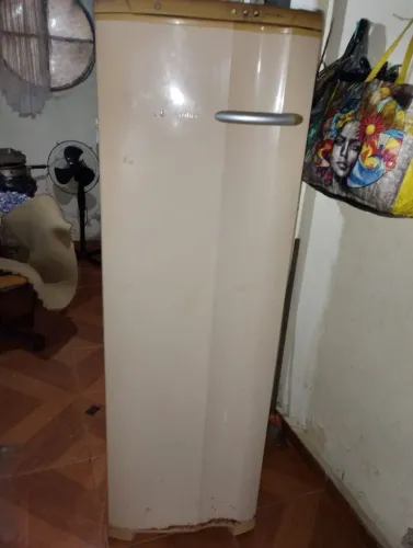 Freezer vertical Eletrolux com defeito só gela do meio pra cima 