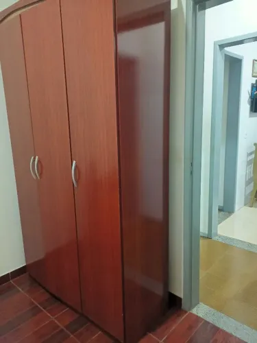 Vendo um guarda roupa solteiro 3 portas de mogno