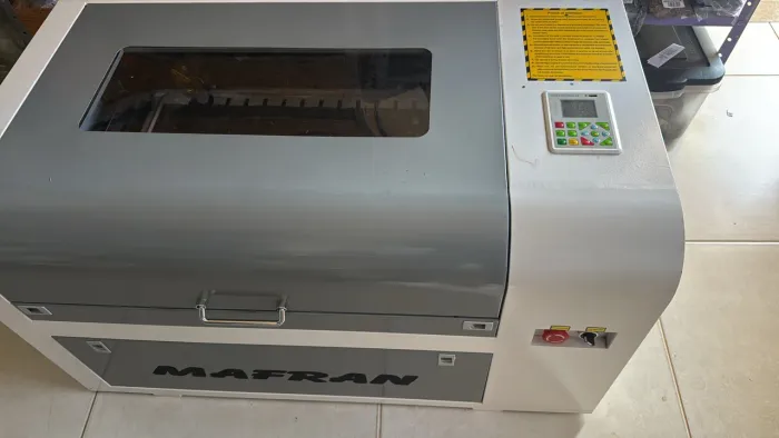 Máquina de corte e gravação a laser