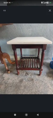 Mesa de canto em mármore