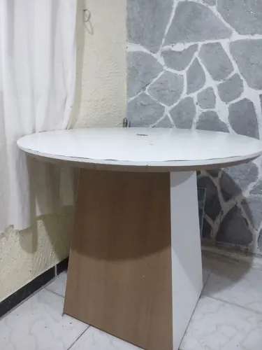 Mesa com duas cadeiras e um sofá.