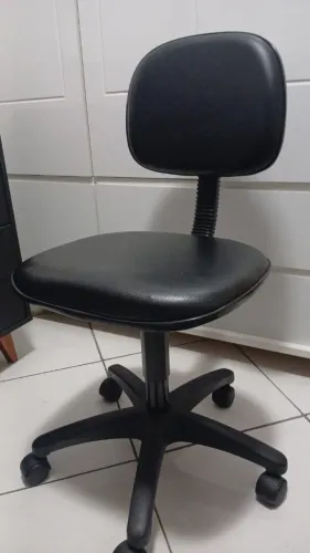Cadeira giratória preta - courino