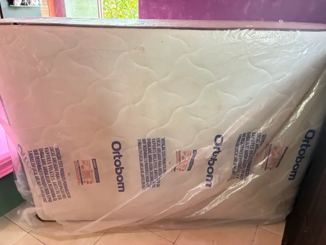 Colchão Plumatex de casal composta por espumas e molas ( Menos de 1 ano de uso )