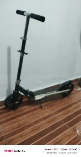 Patinete juvenil suporta 100