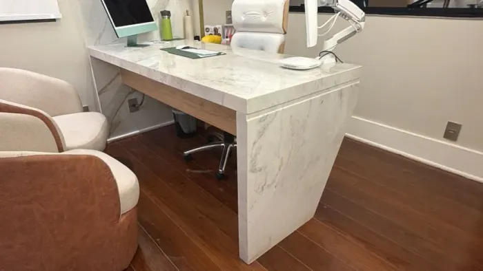 Mesa em pedra granito Paraná com apoio em parede