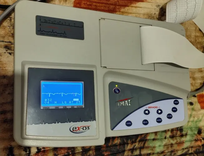 Aparelho de eletrocardiograma