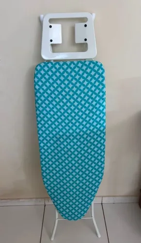 Tábua de passar roupa.