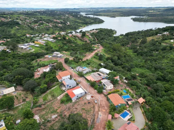 Vende se casa no lago Corumbá 4