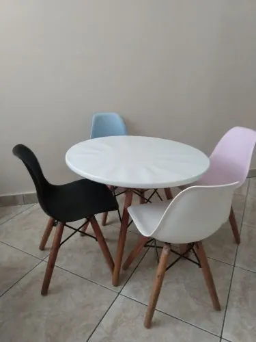 Mesa Infantil e Cadeiras Eames