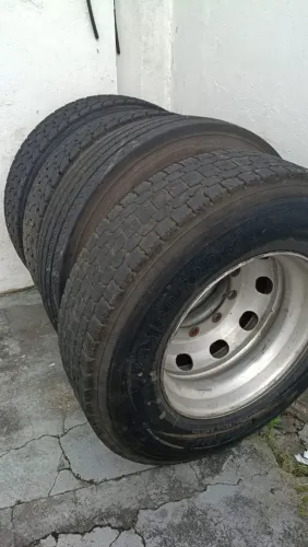 Vendo pneus e rodas usadas